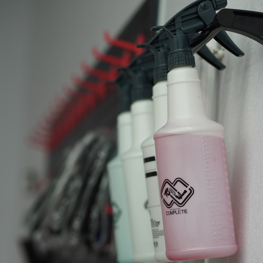 Botella pulverizadora de detailing colgada en un rack de taller