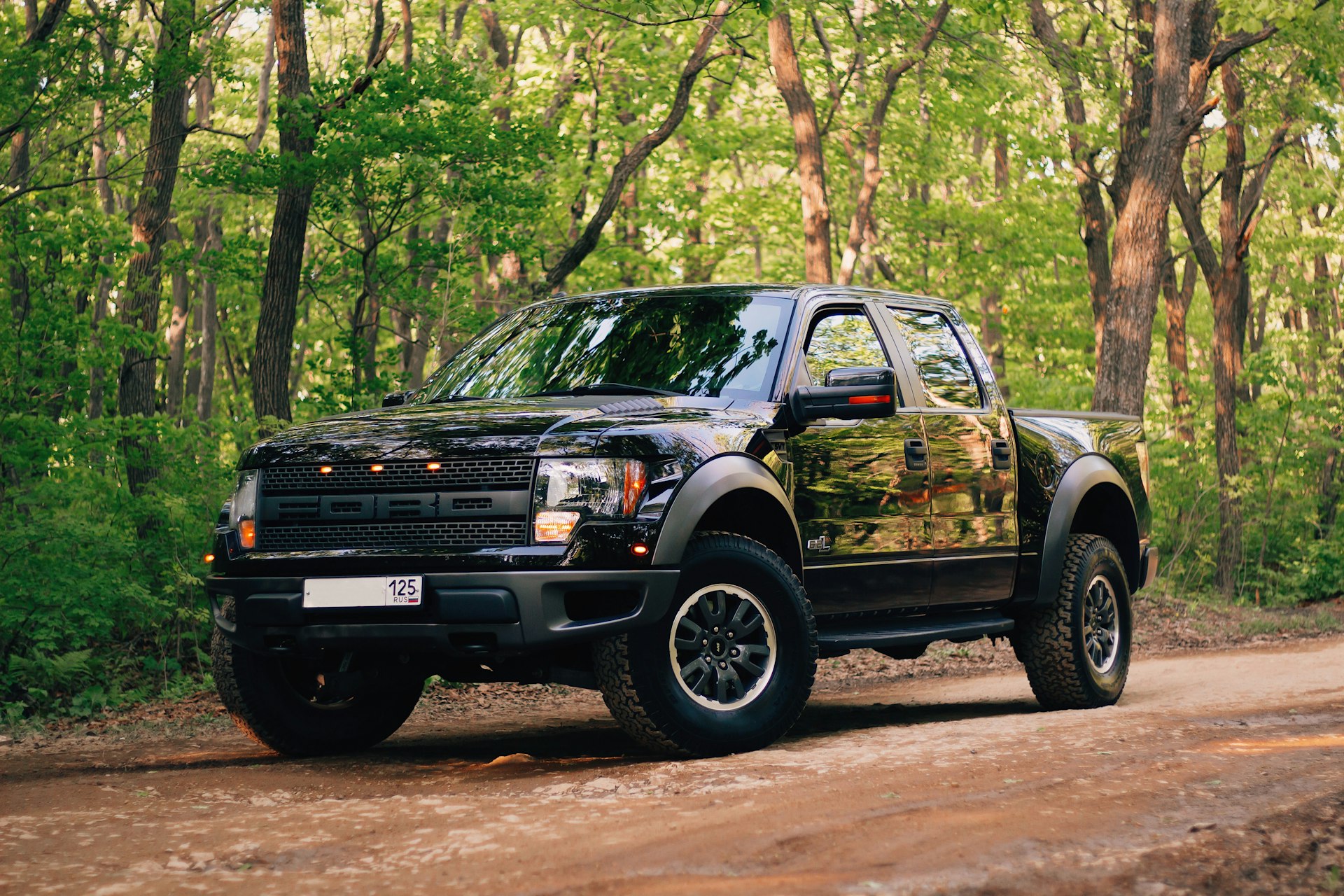 Pick-up equipada con accesorios Bracco en ruta de aventura