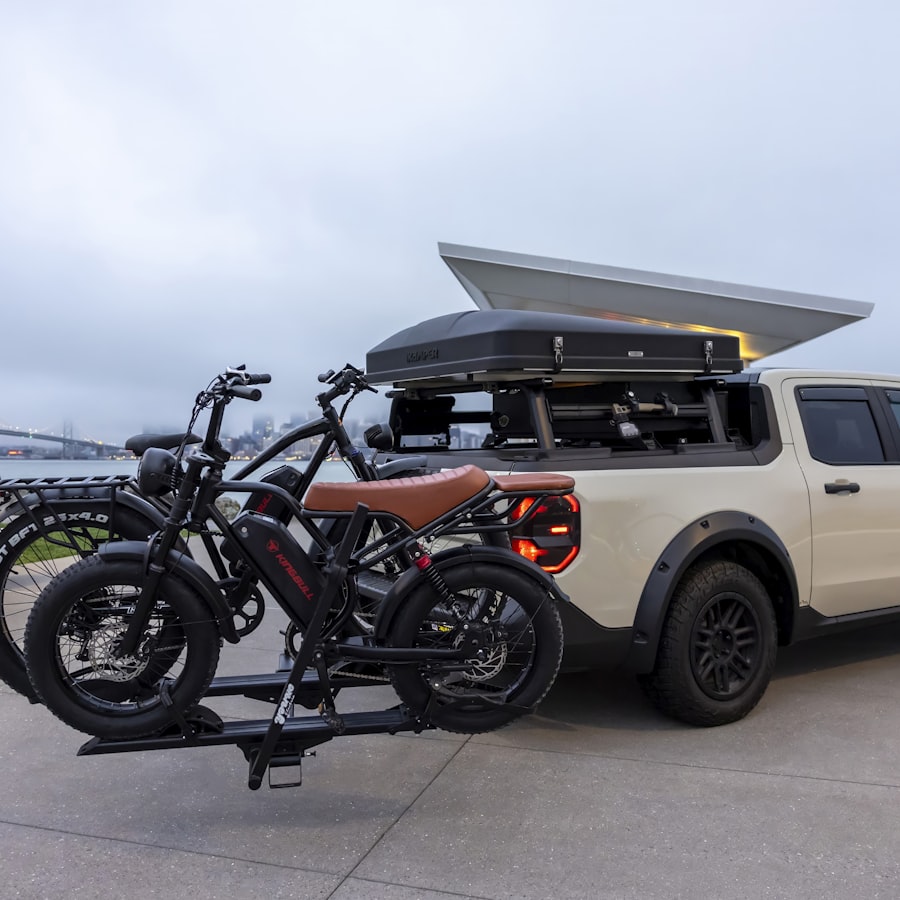 Pick-up con portabicicletas trasero cargando dos bicicletas junto al mar