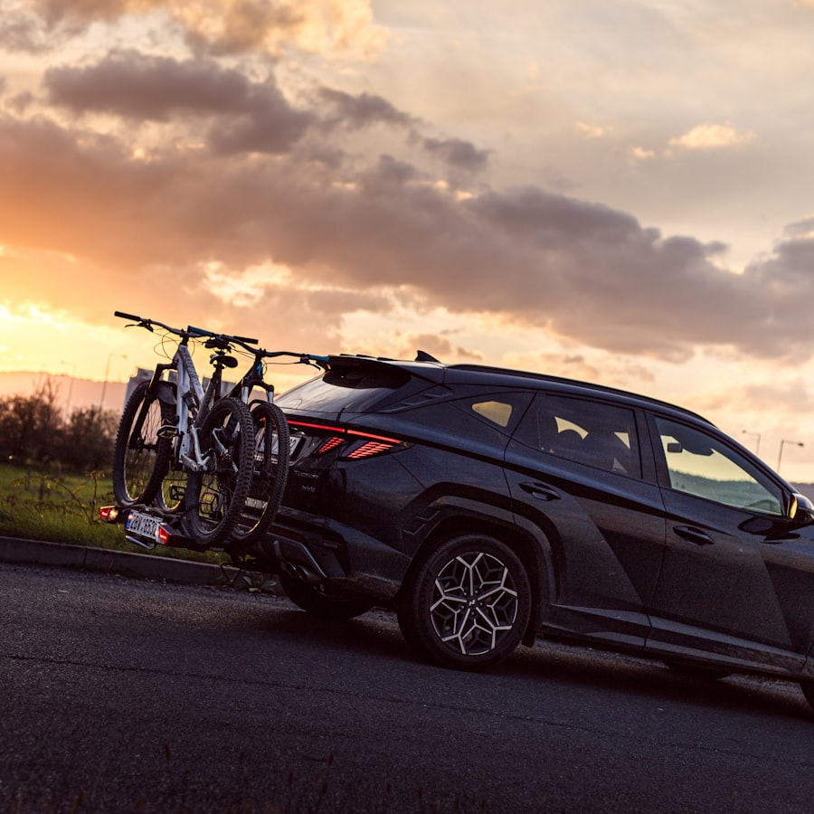 SUV al atardecer con dos bicicletas en portabicicletas de enganche