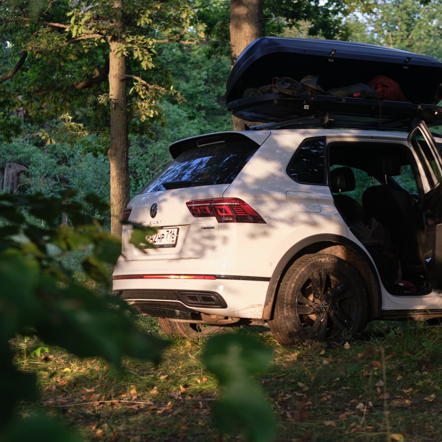 SUV en el bosque con cofre de techo abierto y cargado