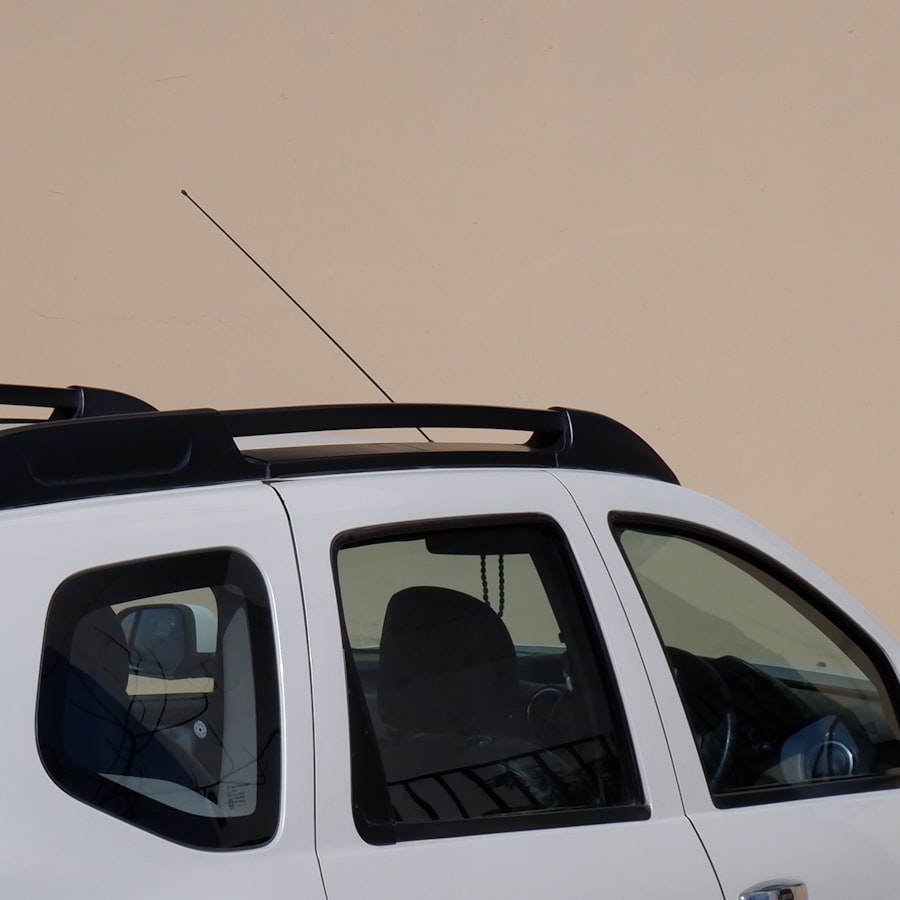 Primer plano de barras y raíles de techo de un SUV